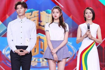 关晓彤佟丽娅共同出席活动,穿高跟鞋的佟丽娅