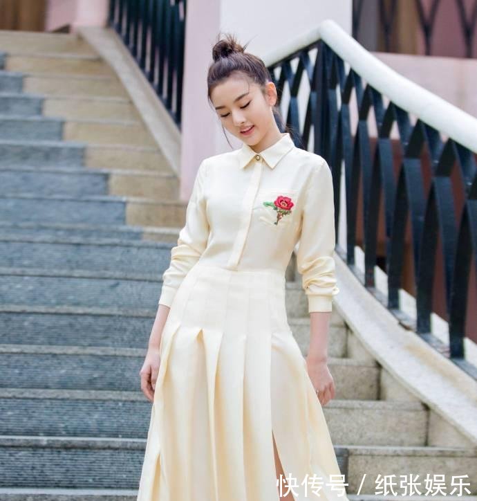 宋祖儿终于穿对了, 小黑裤配羽绒服, 这才是少女该有的样子!