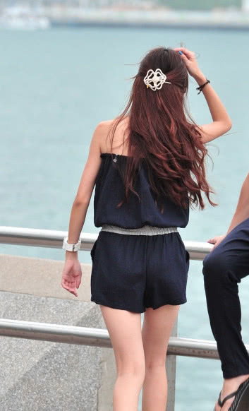 俏皮小姐姐一些黑衣尽显完美身材,网友:就是这小飞机有点尴尬