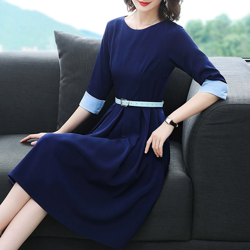 我的天，40岁老婆真会打扮，穿这种秋裙出门，满满女人味，美绝