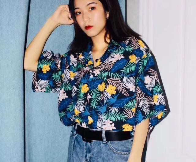  「展现出」单眼皮女生的港式穿搭!复古连衣裙气质绝佳,穿越回80年代当美女