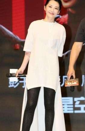 许晴够大胆的！穿的紧身短裙还故意夹得那么紧 网友：这样不累吗