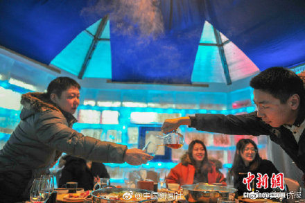 好嗨哦！“冰宫”里吃火锅 感受冰火两重天