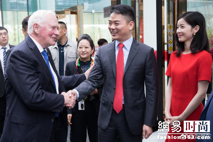 刘强东竟拿下了巴黎世家 穿衣品味也时髦的飞起