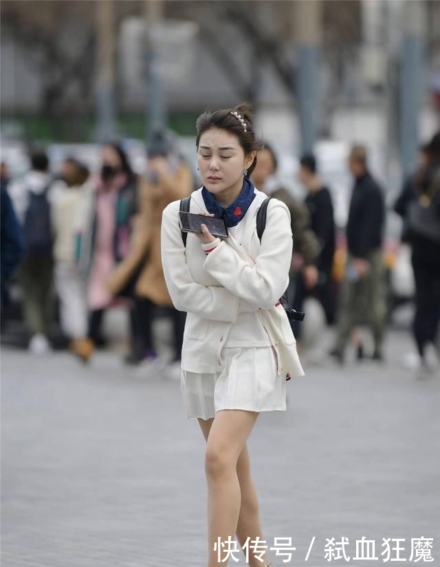  『气质』街拍白色百褶裙气质美女，配10多厘米的细高跟，这么走路累吗?