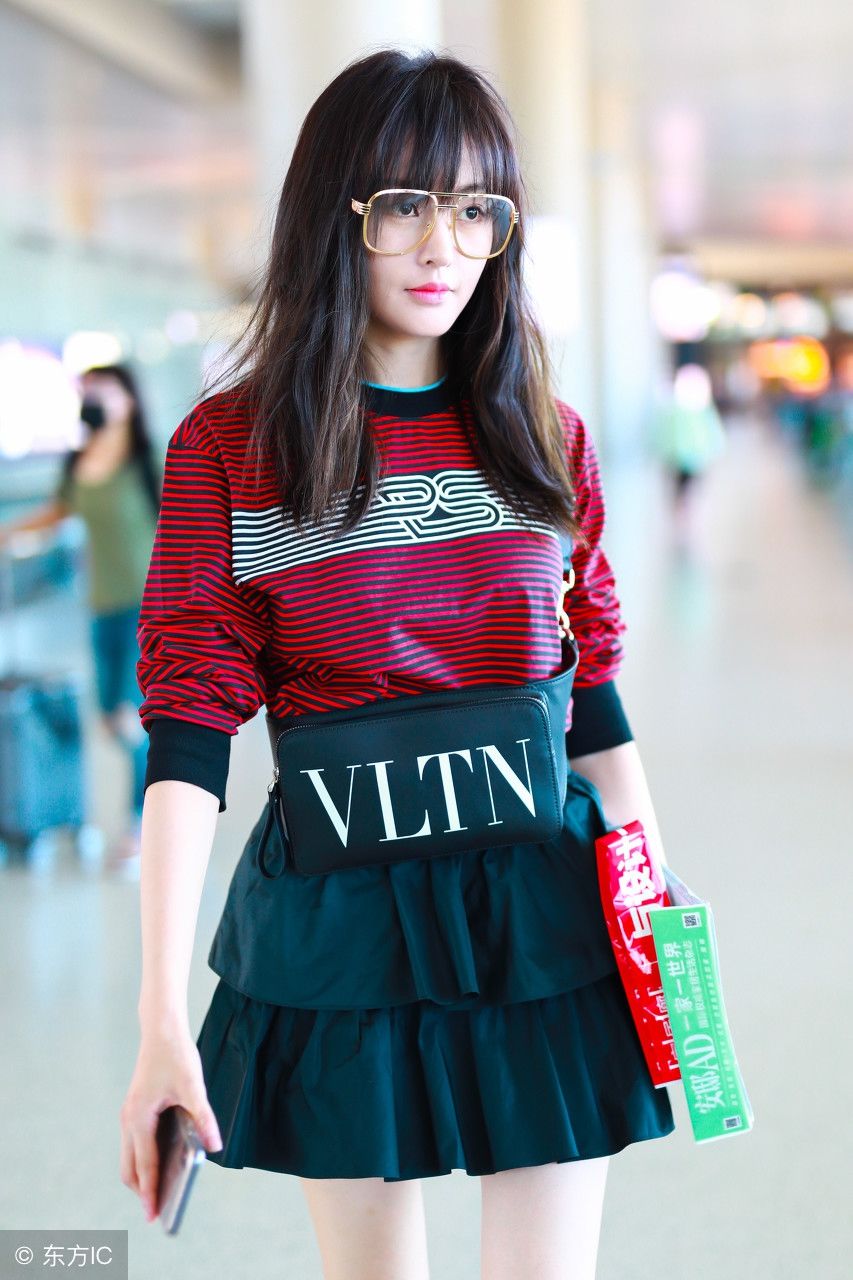 张天爱机场现身，白皙的美腿挡不住