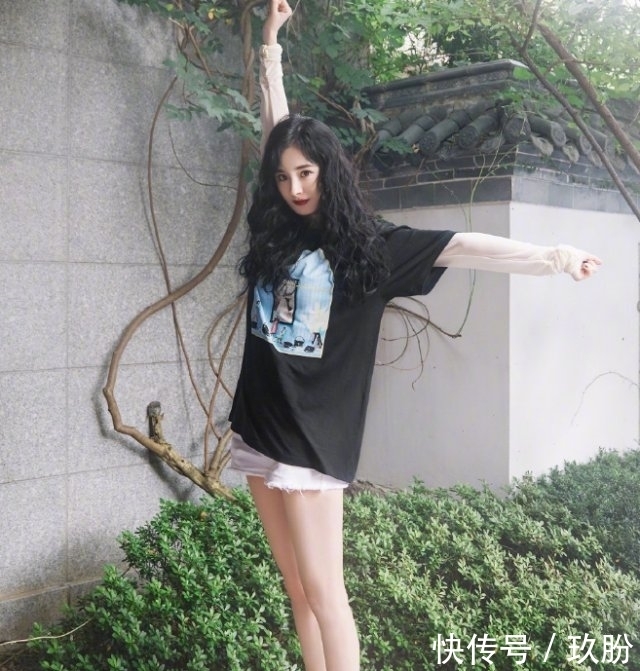 『 调皮』光脚踩石头美腿吸睛,这腿我P都不敢这样P,杨幂真“调皮”