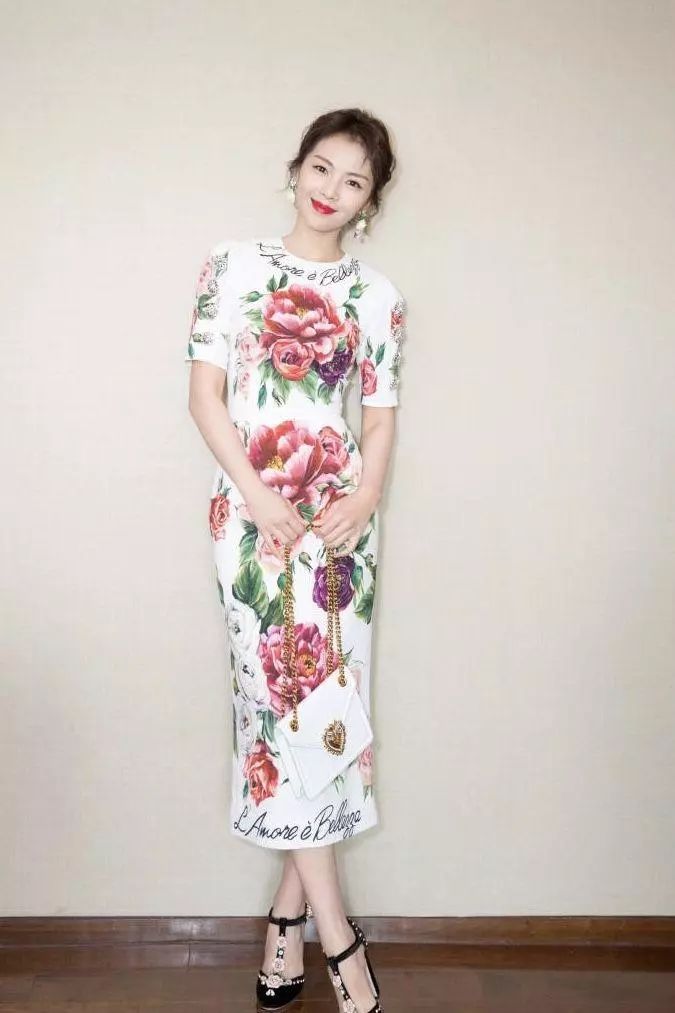 40岁刘涛和26岁迪丽热巴同穿印花裙，网友:热巴还是太嫩了点!