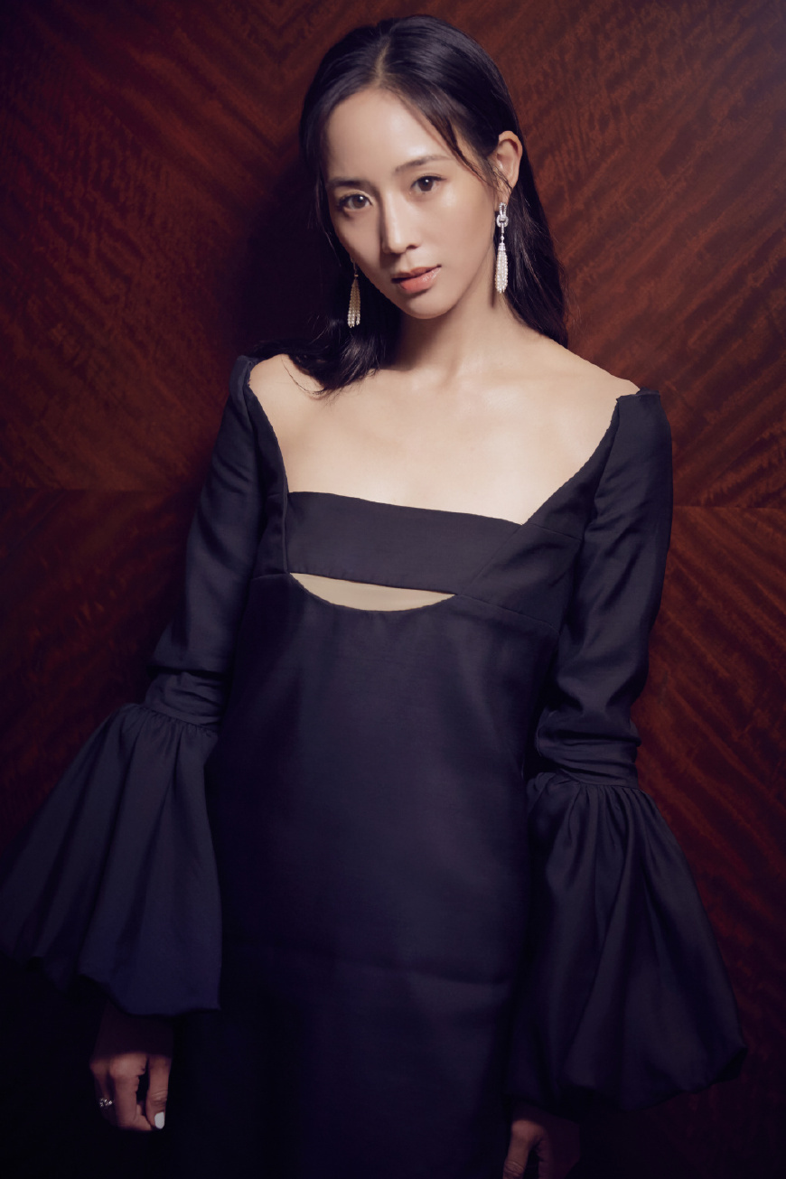 张钧甯胆真大！胸前只用一块布遮着，网友：你确定不会走光吗？