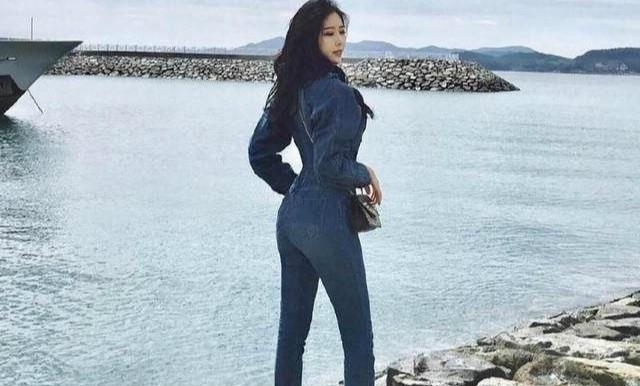 「连体」潮流的连体牛仔裤美女,曼妙身姿令人牵挂!