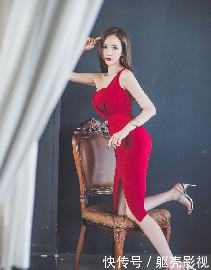  美女：美女街拍：清纯可人的小姐姐，气质优雅，穿出窈窕精致的美感！