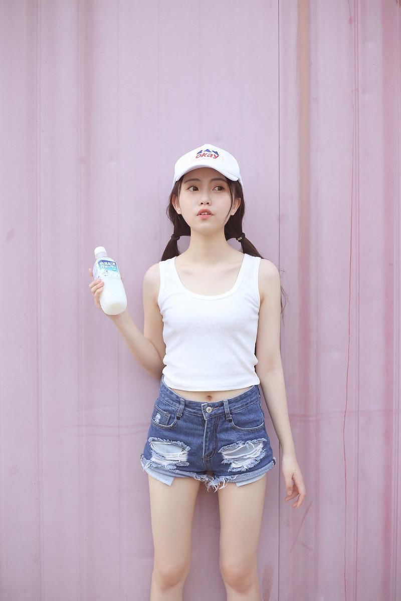 美女: 穿背心甜美, 牛仔短裤更能秀美腿，大家看入迷了没!