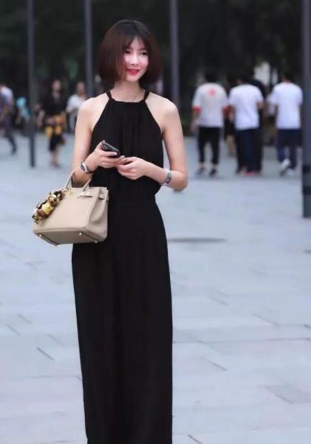 身穿|街拍:长发披肩的小美女,身穿吊带镂空裙,行走的脚步凸显出骄傲的气质