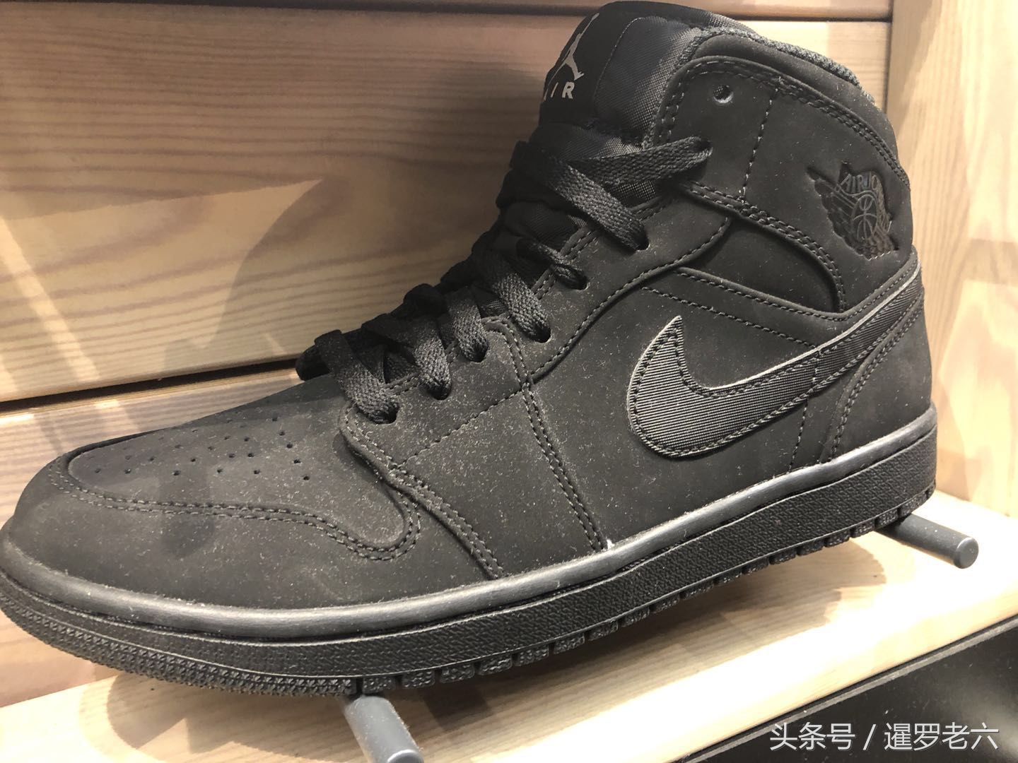 Air Jordan 1在俄罗斯咋卖那么便宜?九种配色，黑红最霸气!