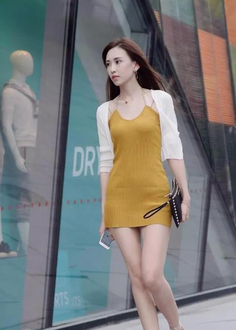 街拍：吊带小短裙，不仅秀肩还秀腿。委婉秀出女神气质！