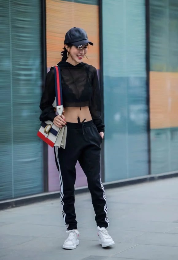 气质小姐姐一身休闲运动装，匀称标致的魔鬼身材，清爽干练