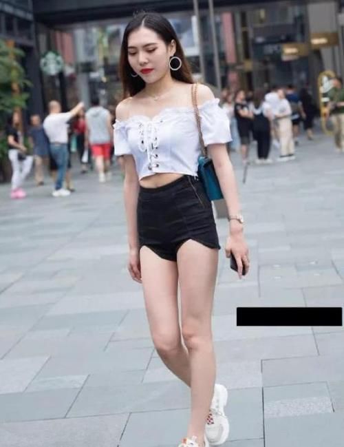  「美女」街拍：身材高挑的美女，一件黑色短袖配黑色休闲裤，时尚气质大方