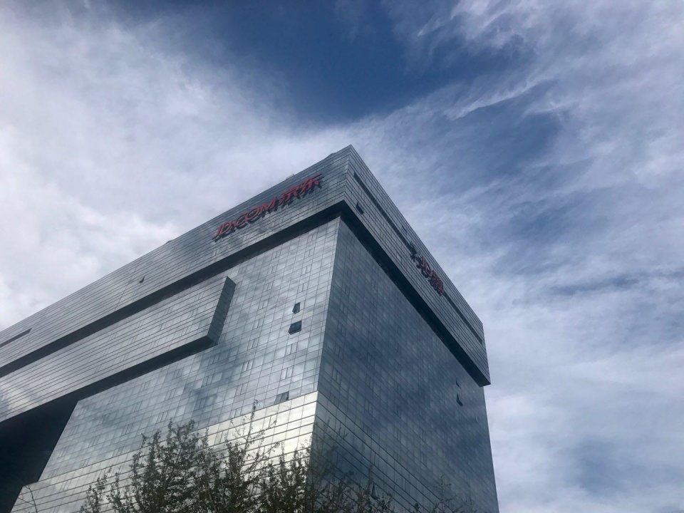 刘强东已经回国，谣言不攻自破，站在东哥背后的女人怎么样了?