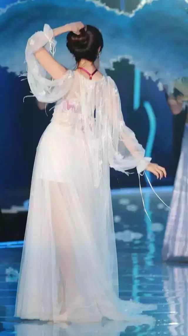 林志玲登台献舞，裙子太透了跟没穿一样，这真的不是内衣秀吗？