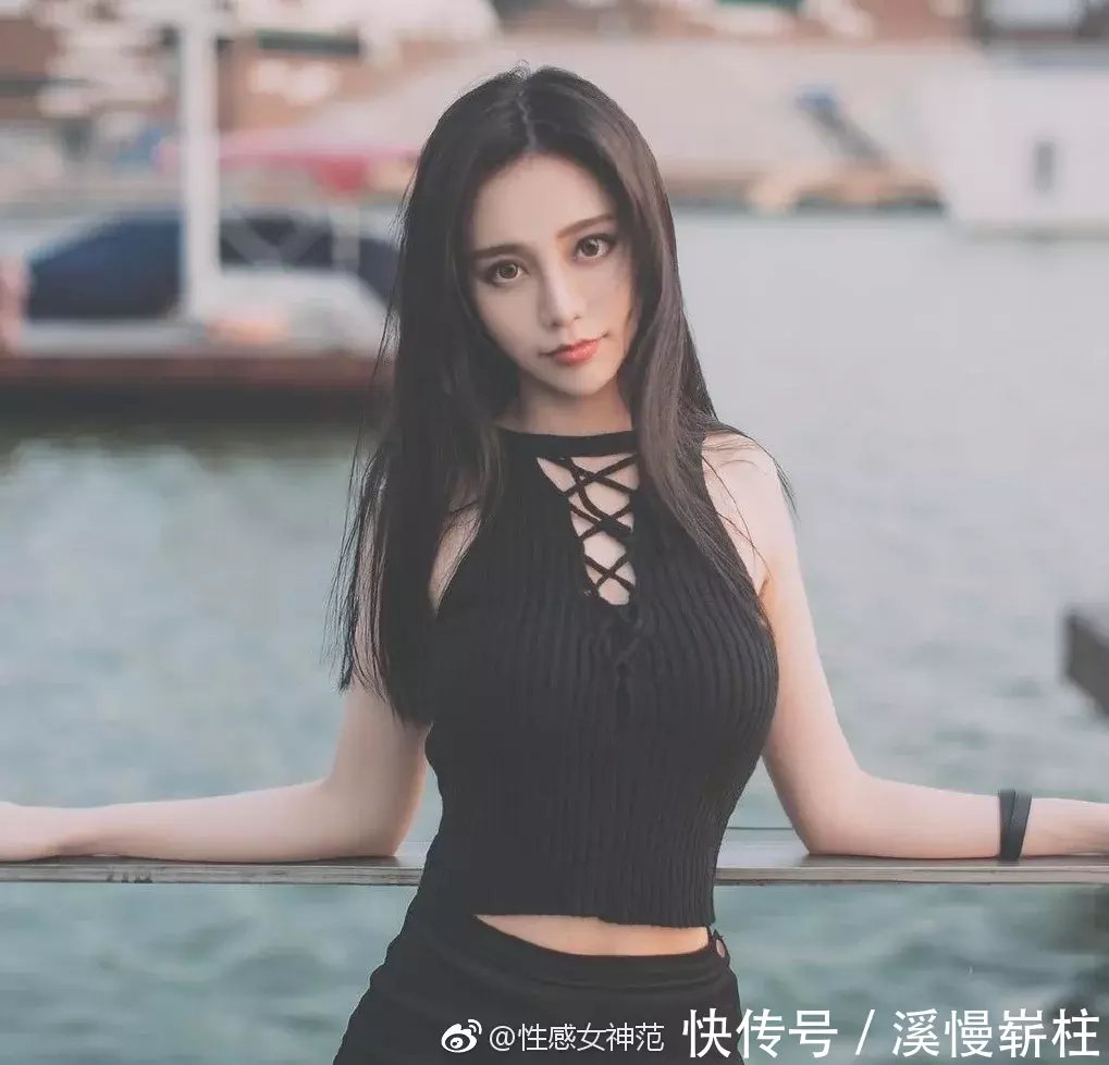 街拍：高温下依旧浓妆的小姐姐，图3姑娘褛空网眼有点大!