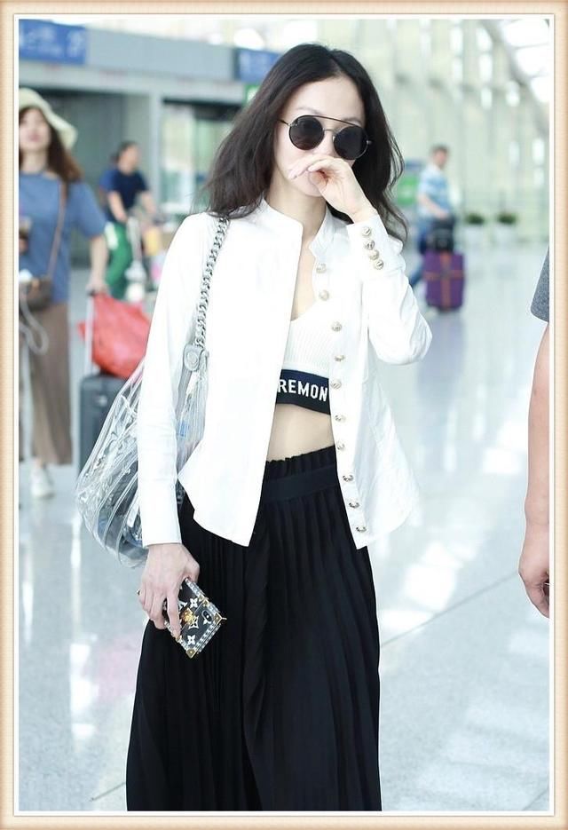 本以为穿小背心的张韶涵腰已经够细了，但看到乔欣，我沉默了！