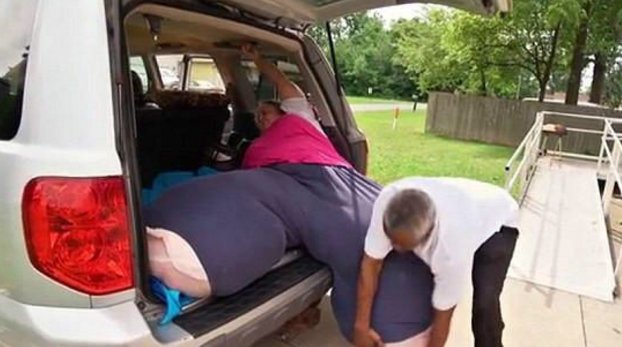 她重达550斤，光腿就重约400斤，每生一个孩子重100斤