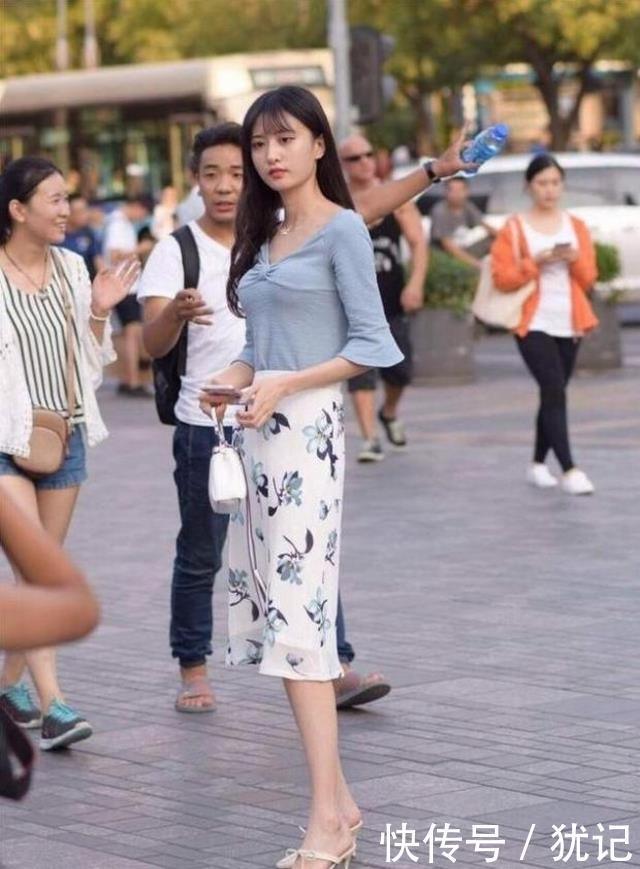  「喇叭裤」路人街拍，姑娘气质唯美，穿裤腿开叉的喇叭裤，真性感
