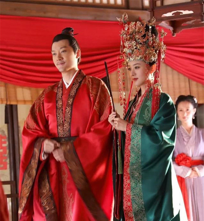 【让很多网友】又传出离婚? 赵丽颖和冯绍峰的举动太奇怪, 网友: 不可不信