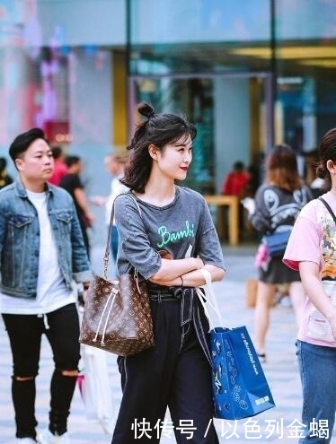  怕冷■时尚街拍美女，图4穿的很时髦，但高跟不能怕冷