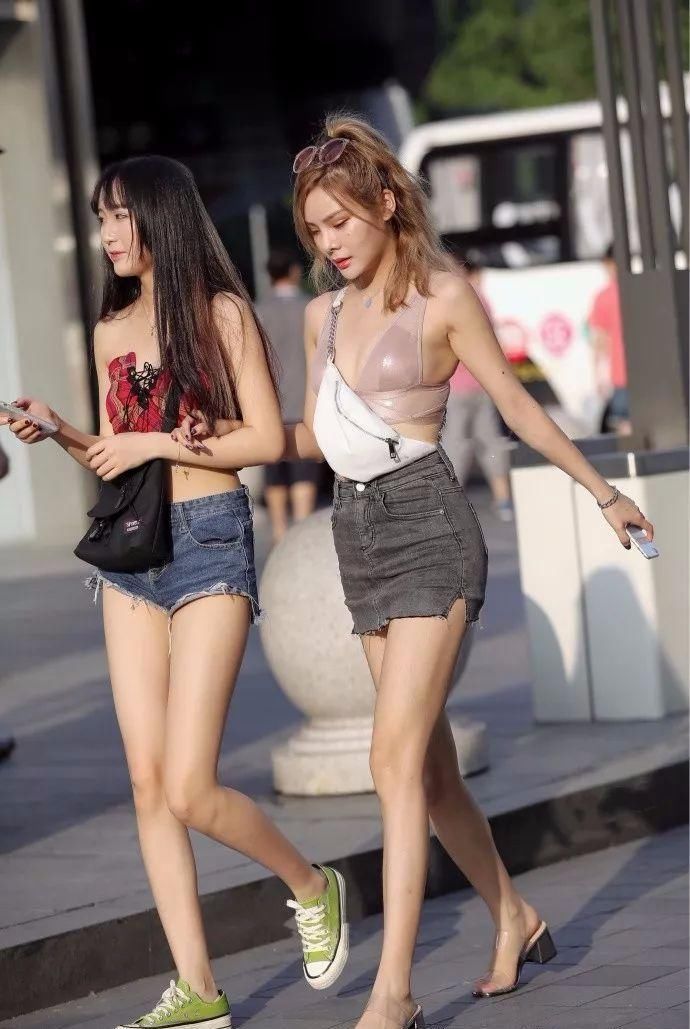 街拍:奔放的杀马特小姐姐，职业是个迷!