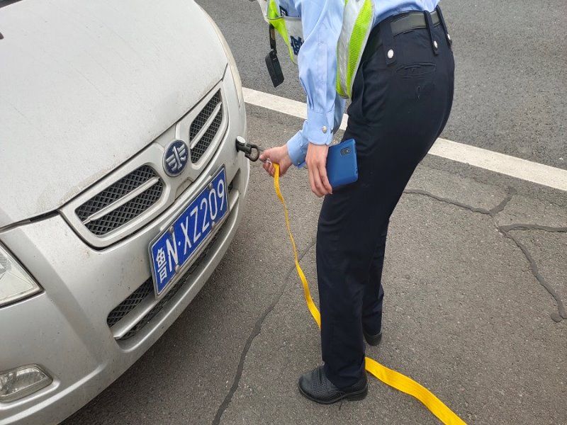 『交警』轿车抛锚困高速，交警紧急来救助