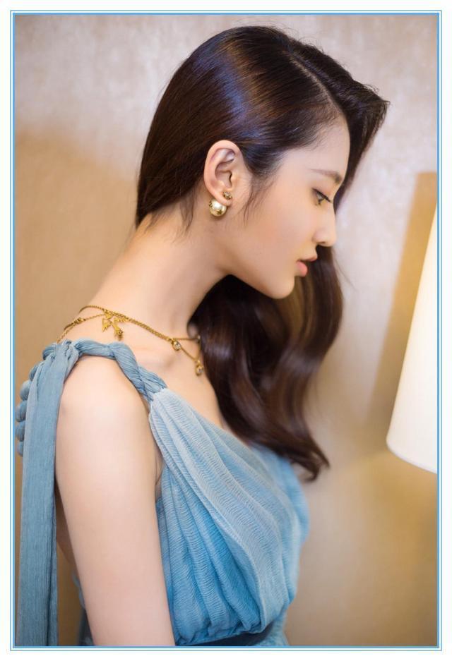 当毛俊杰和张慧雯同穿蓝纱吊带裙，终于知道已婚和单身的差距了！