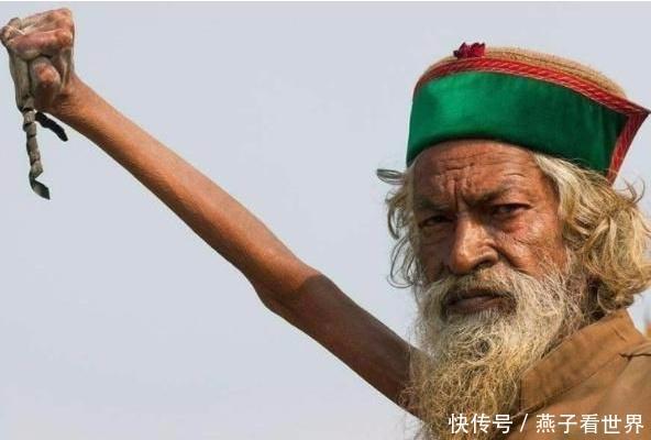 印度旅游见“苦行僧”，中国游客前去拍照，导游：不要靠近！