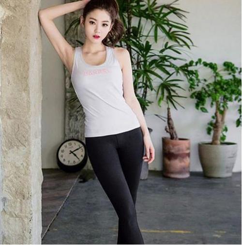 简简单单的紧身裤,也能让女人奔波在自信与性感的边缘!