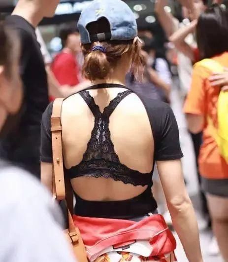 蔡依林又调皮了!穿紧身衣现身机场，转身才发现原来大有乾坤