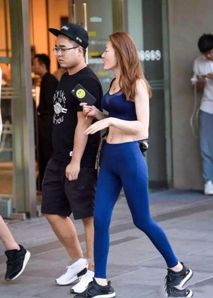 街拍: 透视T恤紧身裤的小姐姐, 这么穿胆真大啊