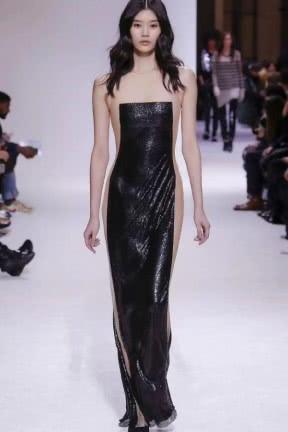 奚梦瑶荧光绿T恤配短裤，裤子边缘遭网友吐槽：坐下来要全露