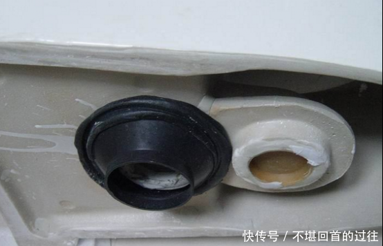 难怪卫生间越住越臭,原来马桶漏装了它,下次万