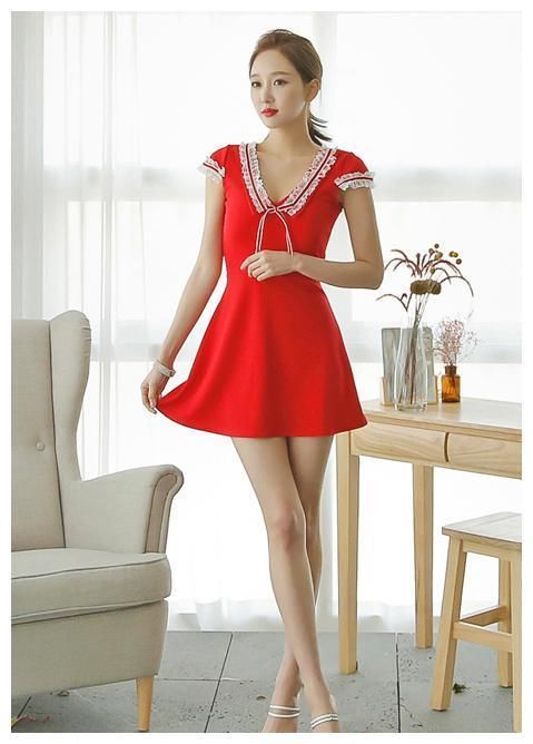 高跟凉鞋让娇俏白皙的美脚丫显露无遗，长腿配连衣裙尽显优雅