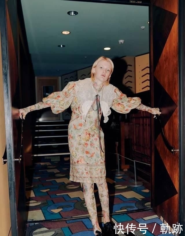 『花朵』2020开春 流行穿“开满花”的裙子,谁穿谁美!