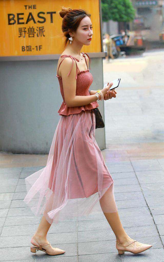 街拍：白皙美丽的小姐姐，穿着优雅身姿曼妙！