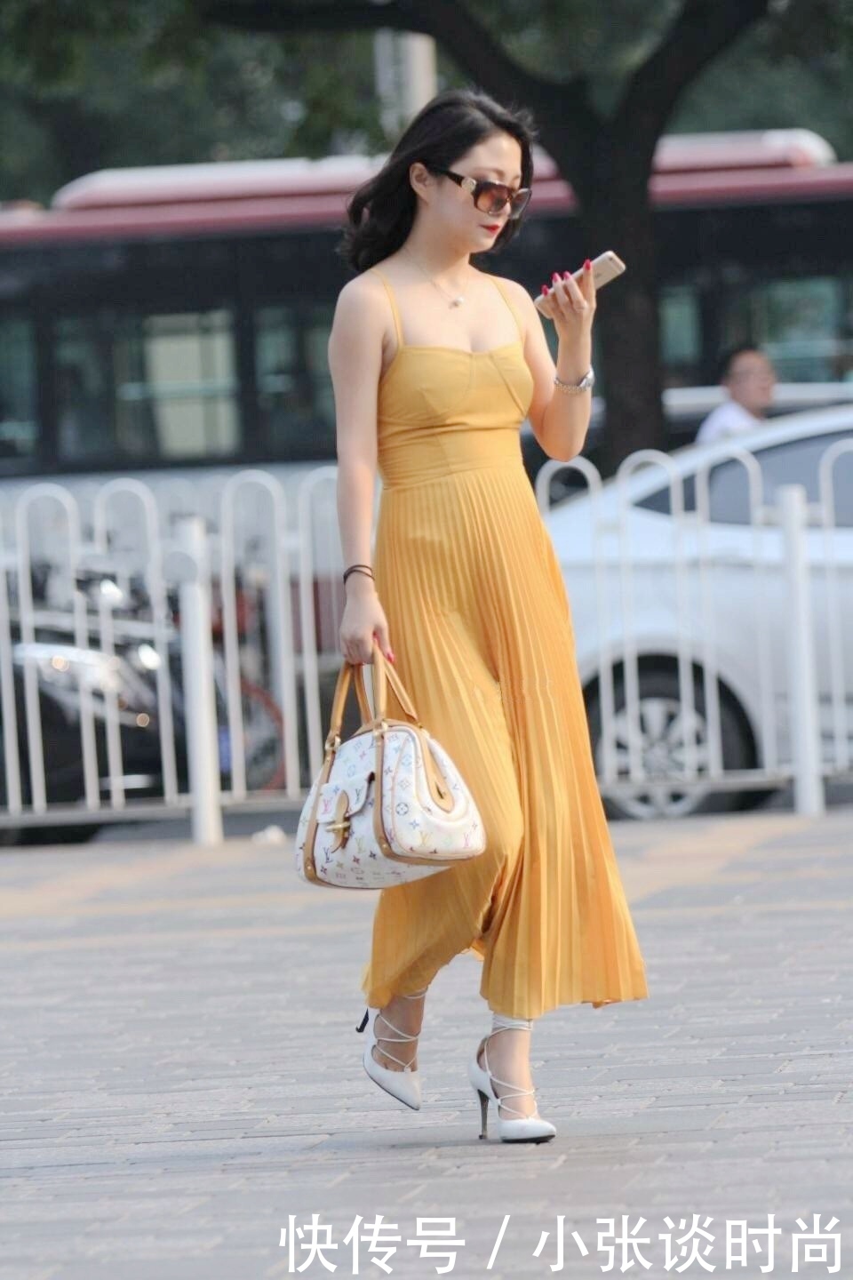 街拍:吊带连衣裙清爽又大方,十分养眼,更显成熟风韵!