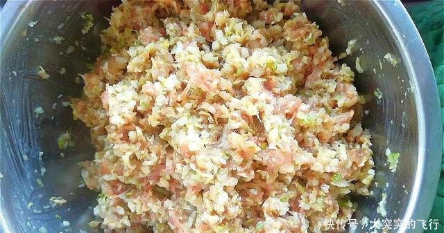  入适量@酸菜饺子怎样更好吃老师傅教你调馅加点“它”，比饭店的要好吃
