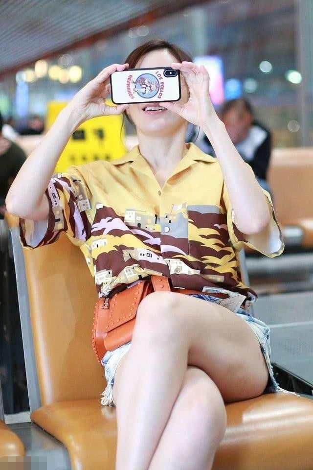 袁珊珊穿短裤欲秀腿，却被吐槽大小腿一样粗