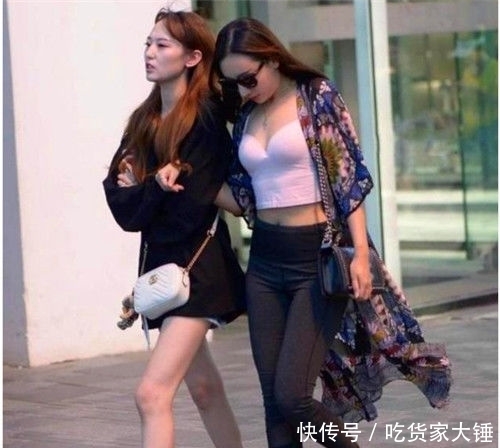 尽显:街拍:穿着短裤套装的小姐姐,甜美淡雅的颜色,尽显娇美的气质