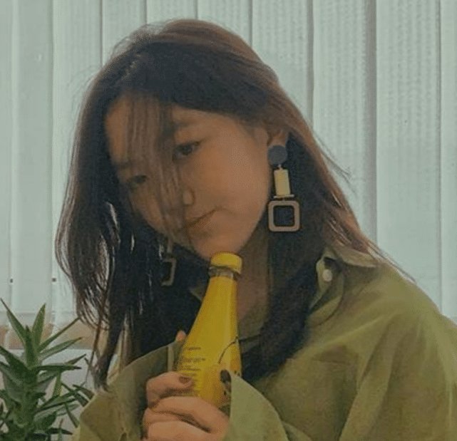 看起来：13岁自信过人, 涂上大红唇美爆，王菲女儿治好唇腭裂后大变样,