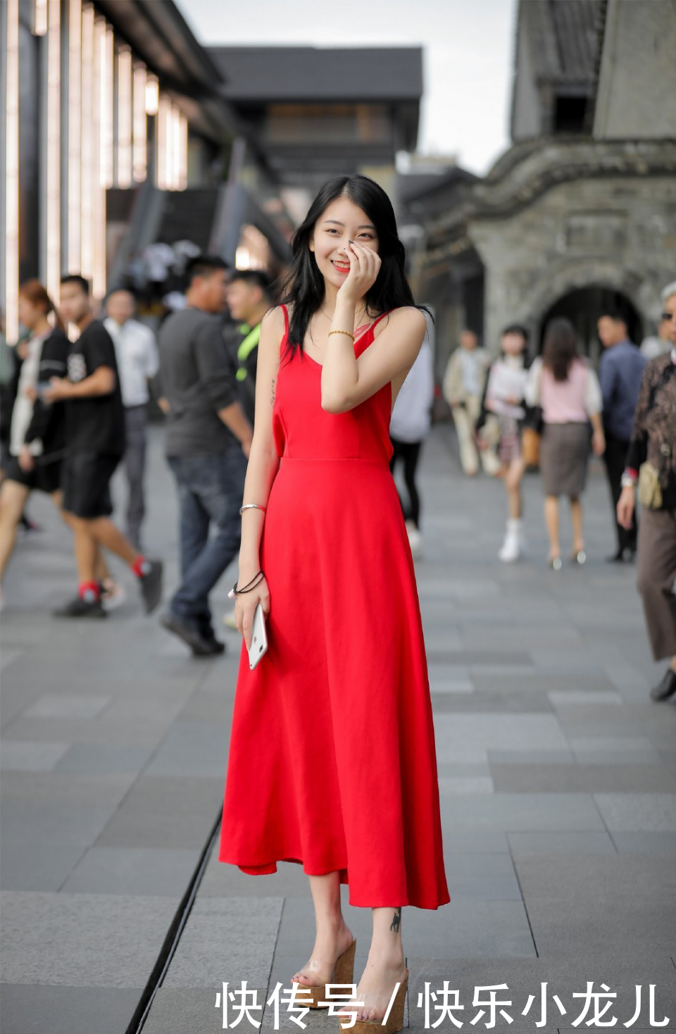 尽显:吊带裙怎么穿?时尚达人吊带裙穿搭分享,尽显女人味,美的很高级