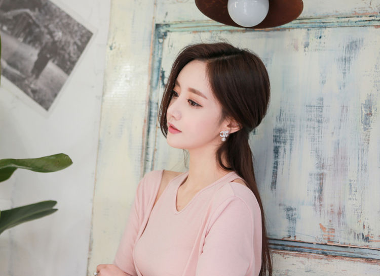 性感女神：小姐姐一袭紧身包臀裙，尽显庄重大气的美