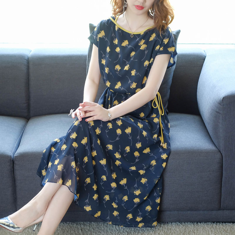 39岁的妈妈真没故意扮嫩，全靠减龄连衣裙，嫩的像20岁小姑娘