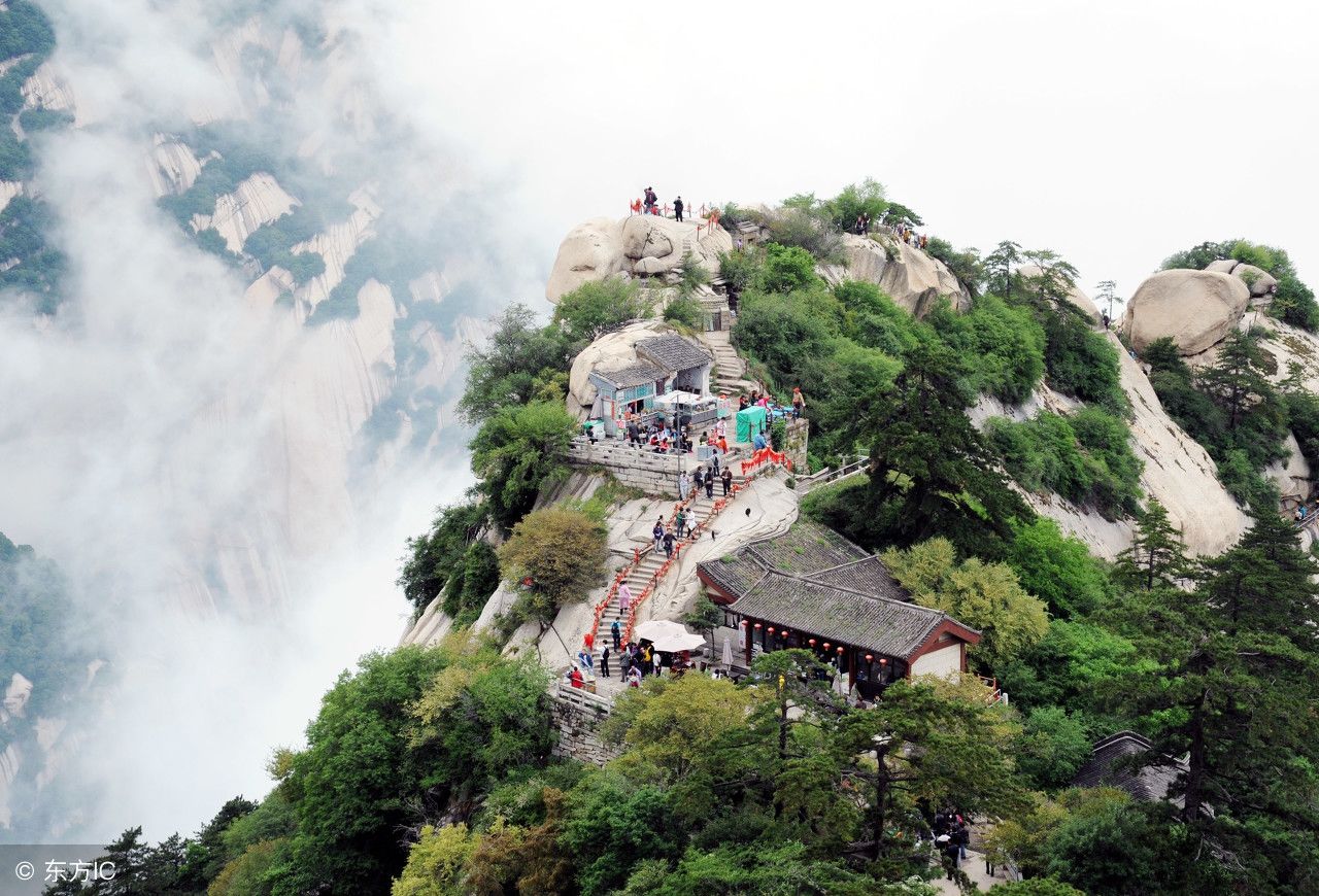 石塔东在山顶上，圣山华山